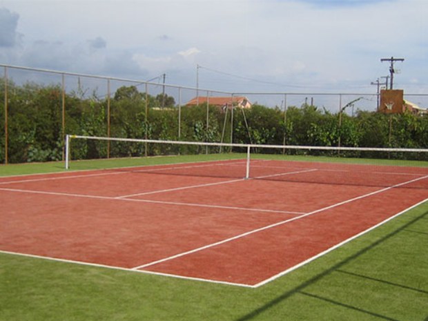 Tennisplatz des Sportclubs San Georgio auf der Insel Korfu im Sommer