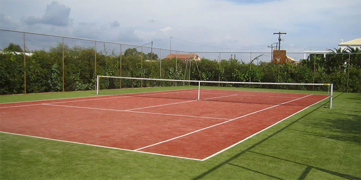 Tennisplatz des Sportclubs San Georgio auf der Insel Korfu im Sommer