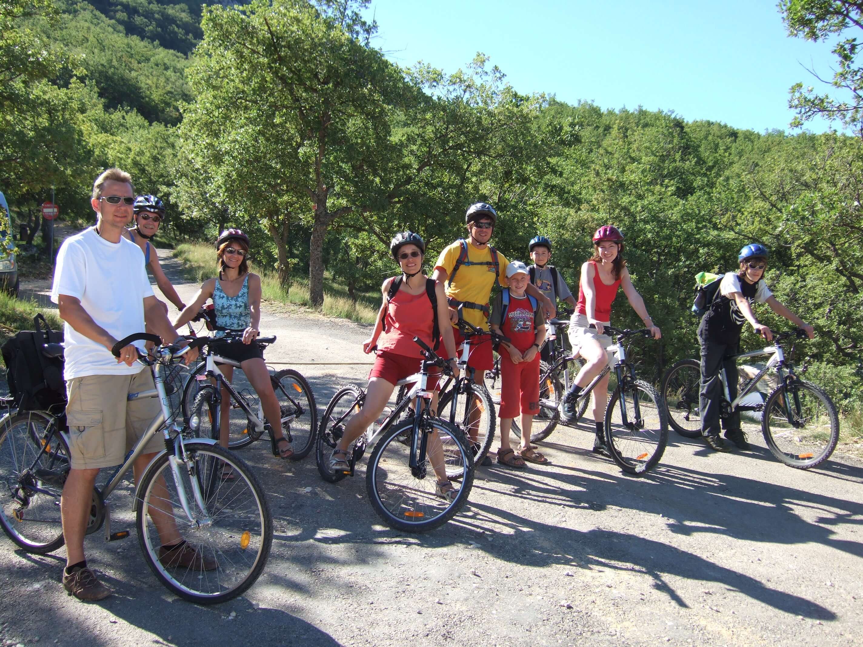 Reisegruppe am pausieren bei der Fahrradtour.