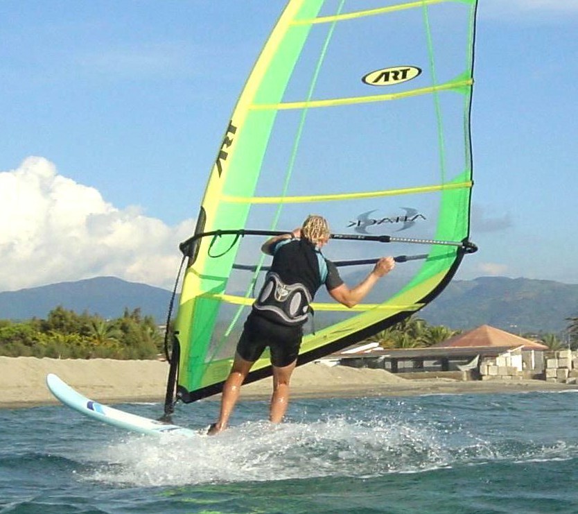 Wassersport: Windsurfen an der Amalfiküste in Süditalien
