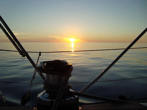 Blick auf Horizont vom Deck der Yacht in kanarischem Archipel in Atlantik