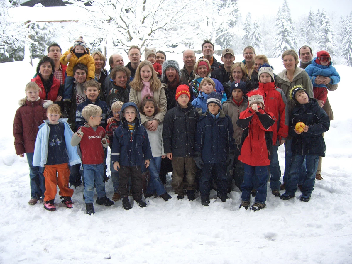 Reisegruppe im Skiurlaub mit Kindern, Jugendlichen und Erwachsenen