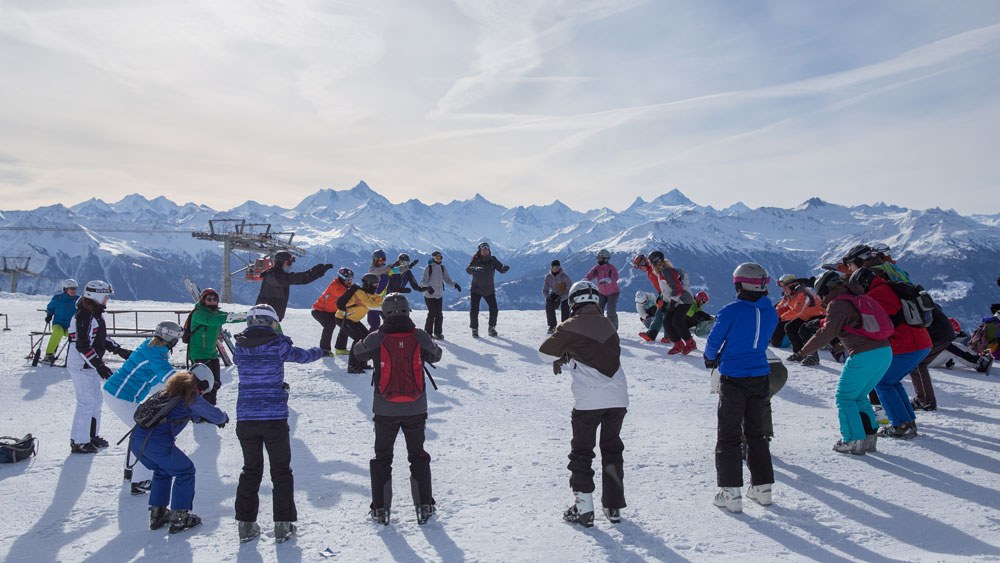 Gruppe macht Vorübungen zum Skifahren