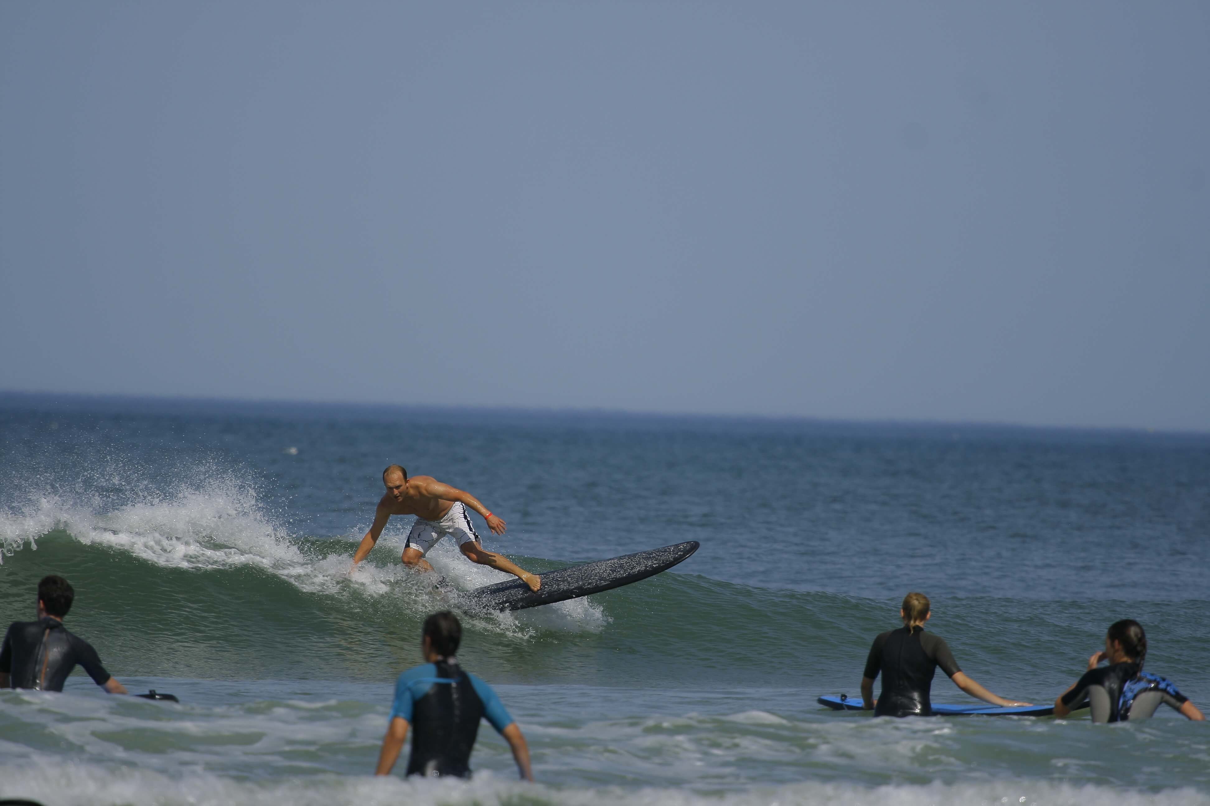Surfer reitet eine Welle im Atlantik im Surfcamp