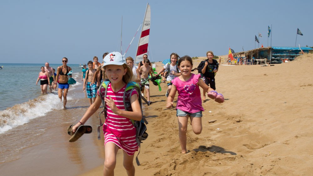 Rennende Kinder am Strand von Korfu.