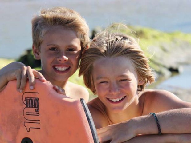 zwei Jungs freuen sich aufs Wellenreiten im Surfcamp Bretagne