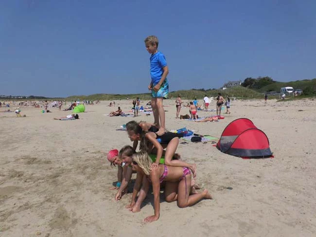 Kinder in der Kinderbetreuung. Pyramide am Strand