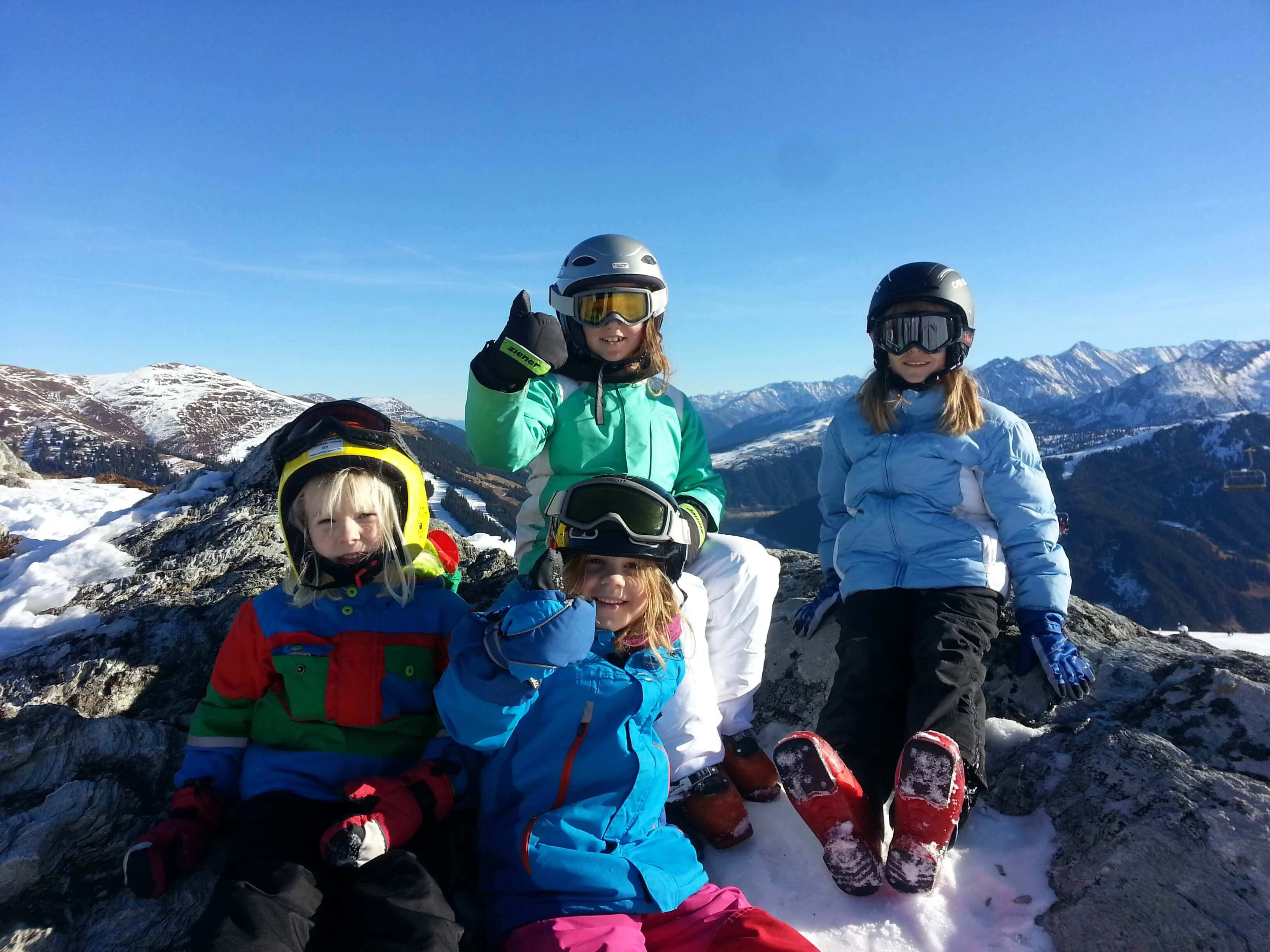 Kinder machen Pause vom Skikurs im Skigebiet Gerlos