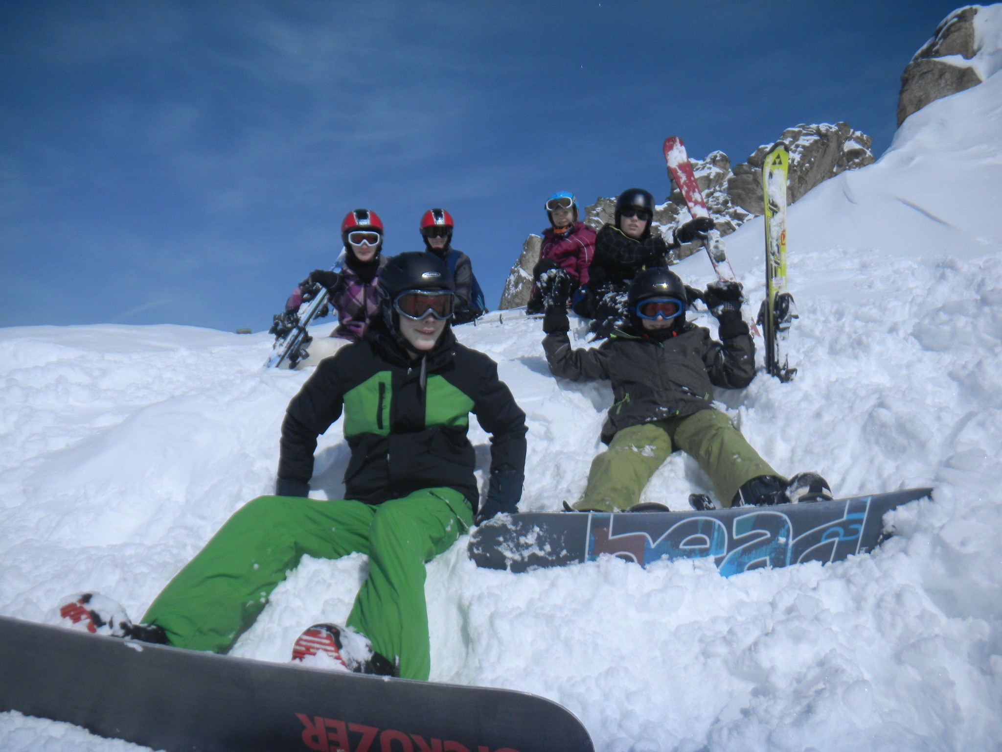 Jugendliche machen Pause im Snowboardkurs im Skigebiet Bad Hofgastein