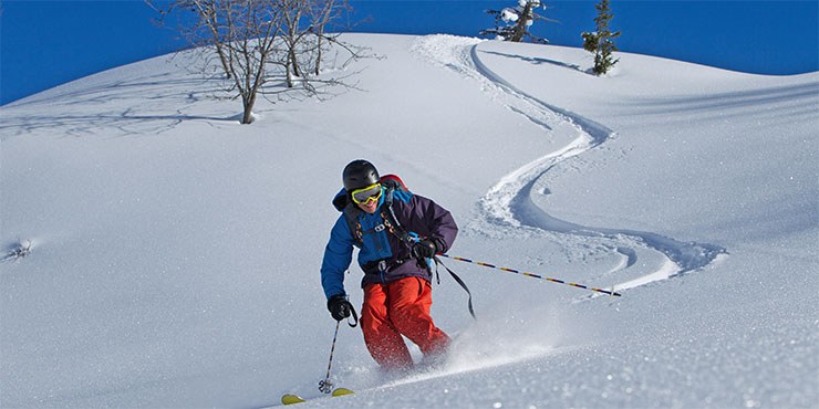 Skifahrer im Tiefschnee im Skigebiet Champéry in der Schweiz