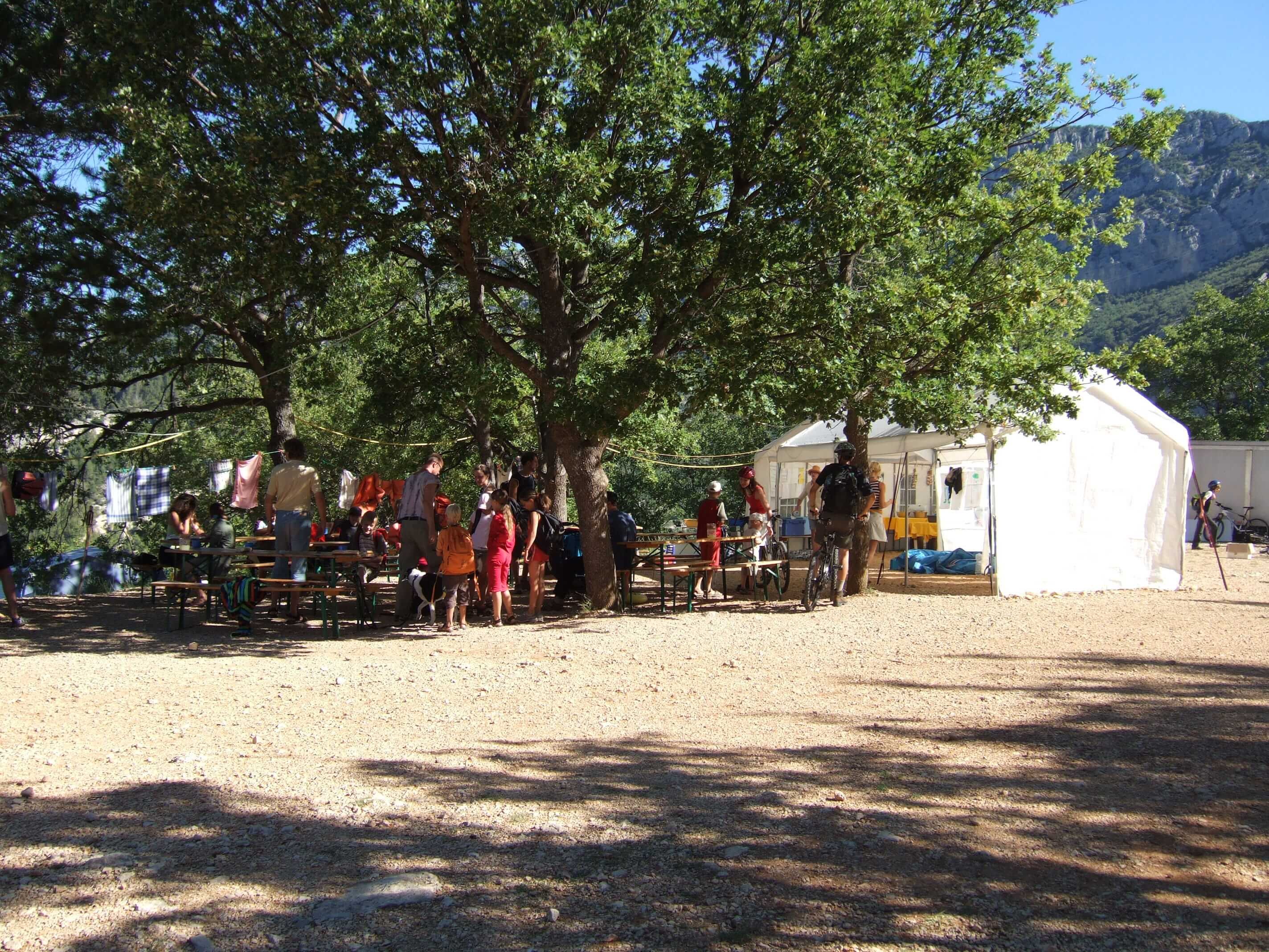 Der Gemeinschaftsbereich des Camps.