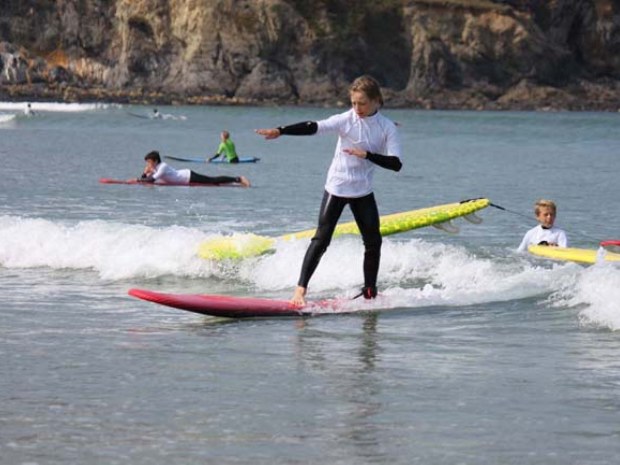 Junge übt Wellenreiten im Surfcamp Bretagne II