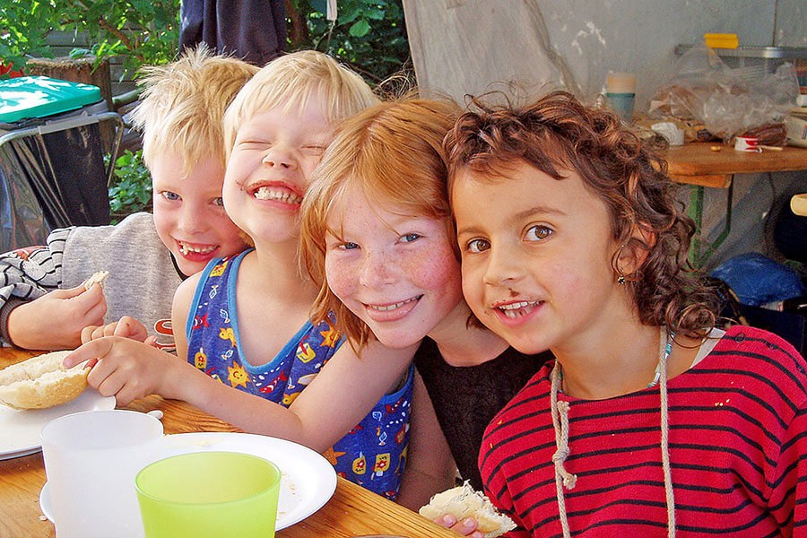 Kinder genießen das gemeinsame Frühstück