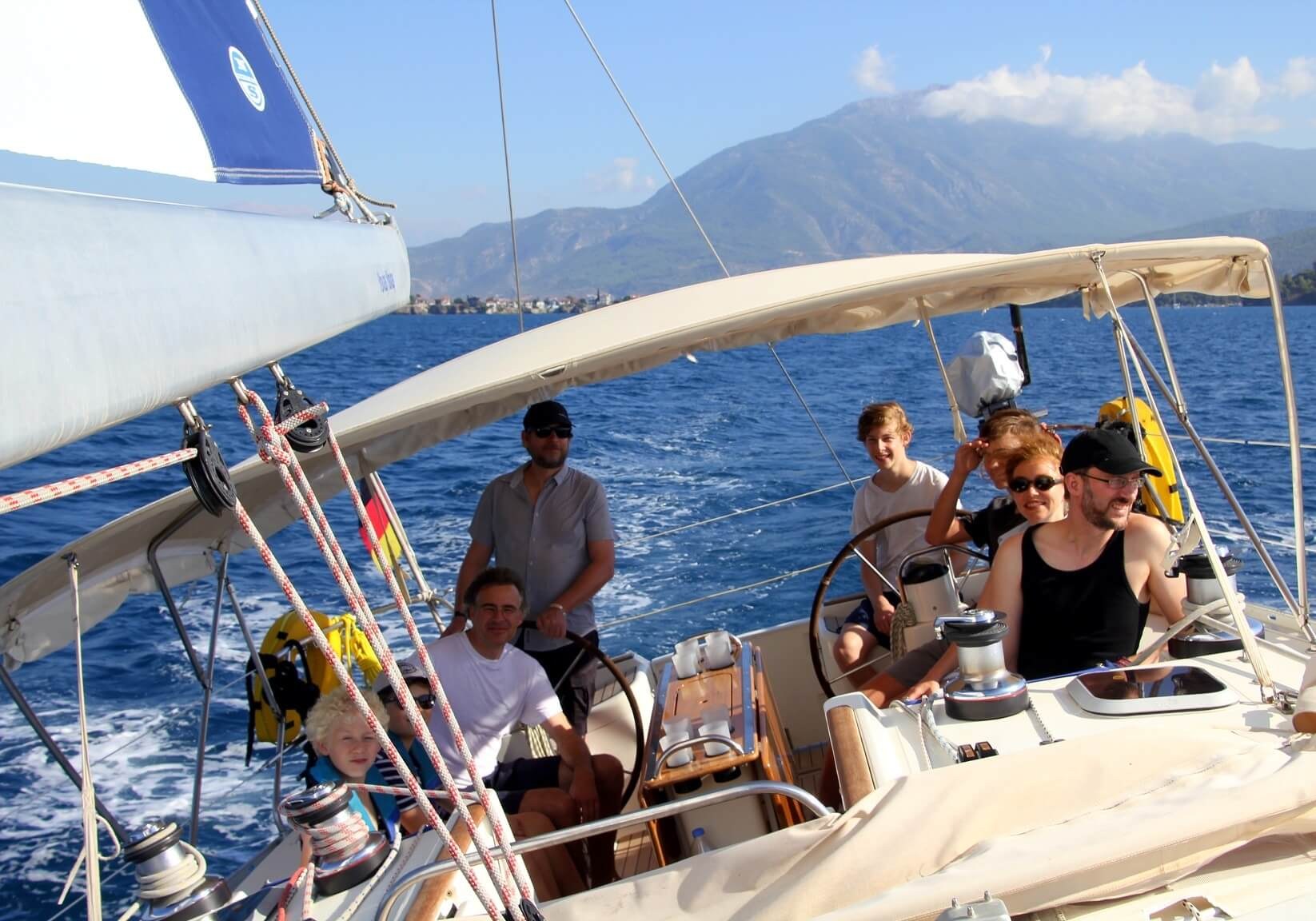 Gruppe segelt auf dem Ionischen Meer