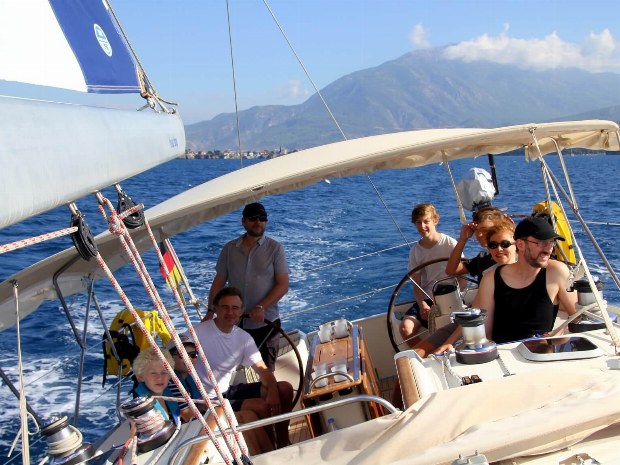 Gruppe segelt auf dem Ionischen Meer