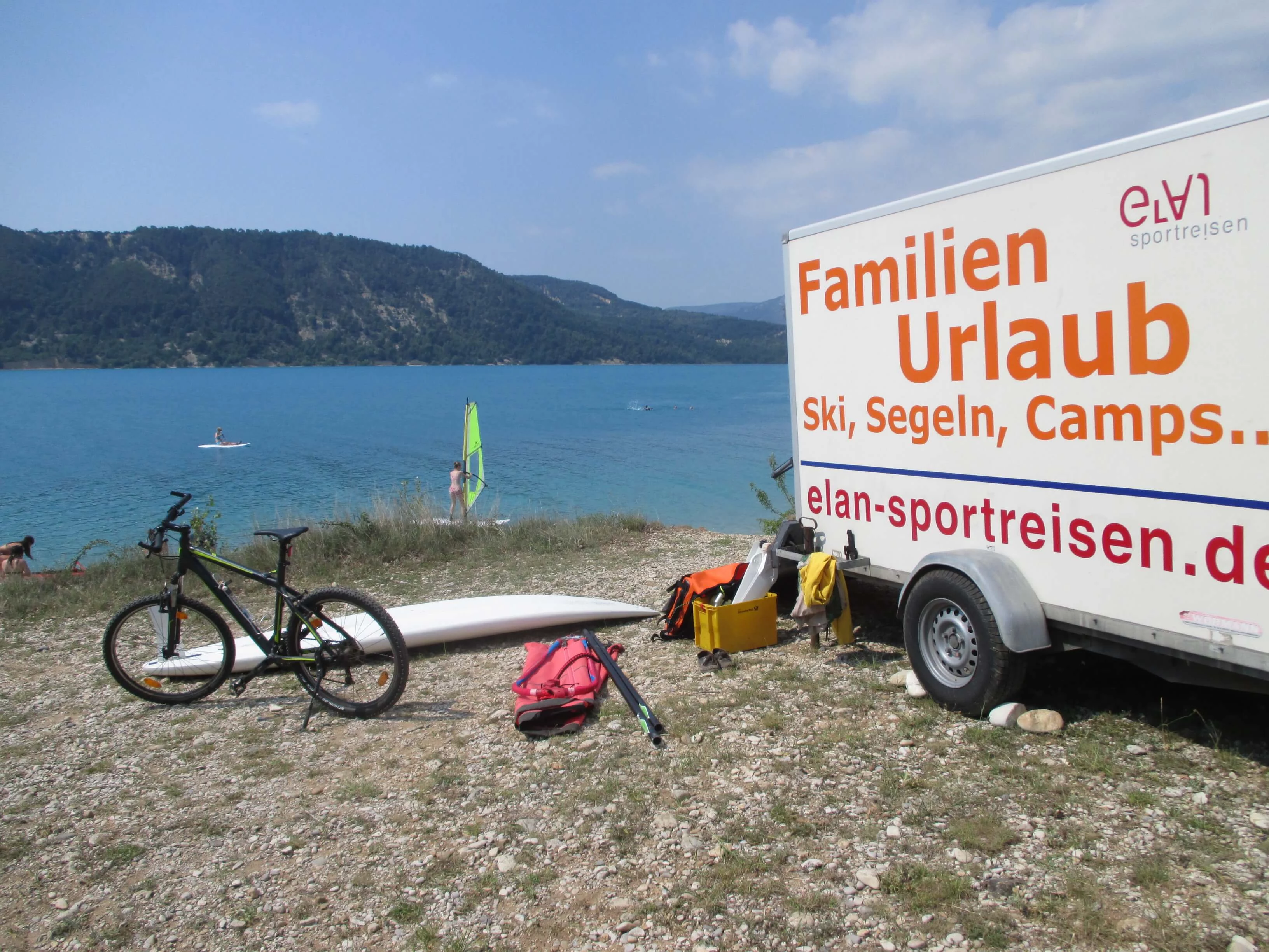 Anhänger und Material am Strand des Familiencamps in der Provence