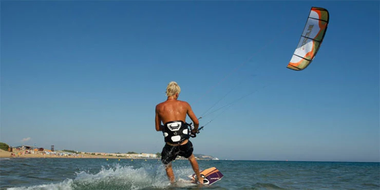 Kiter vor der Insel Korfu nahe dem Strand