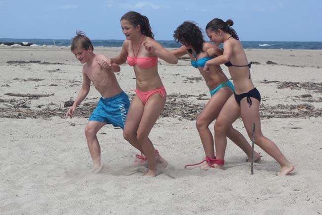 Jugendliche bei einem Strandspiel während einer Strandrallye