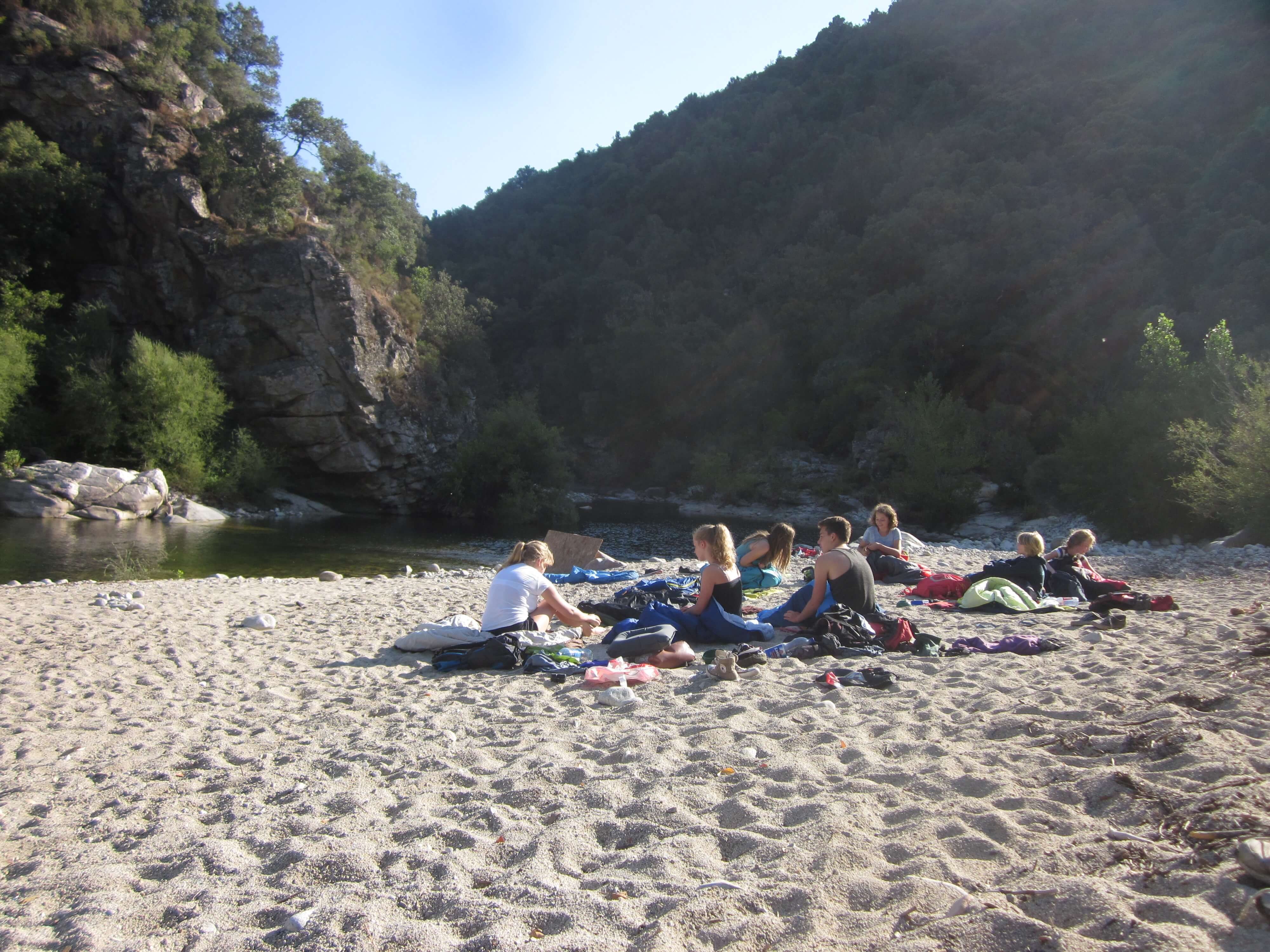Strandübernachtung von Jugendlichen am Fluss auf Korsika