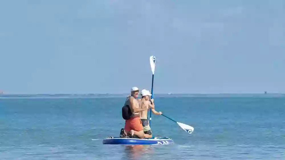 Gäste beim Stand-up-Paddling im Meer