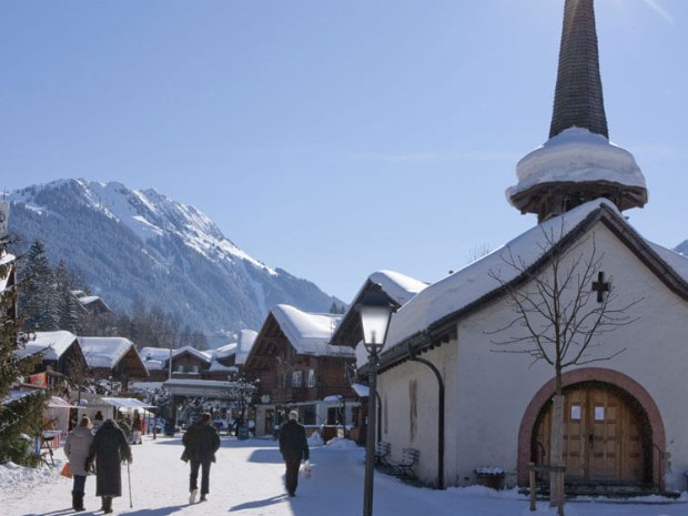 Der Ort Gstaad mit seinem alpinen Charme