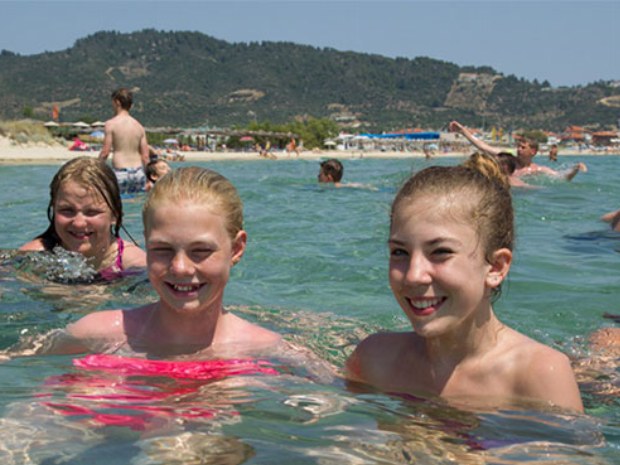 Die Mädchen baden im Meer