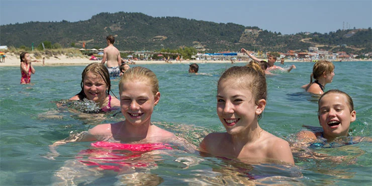 Die Mädchen baden im Meer