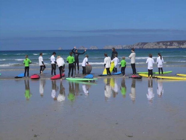 Surfkurs in der Bretagne. Surflehrer gibt letzt Anweisungen bevor es in die Wellen geht.