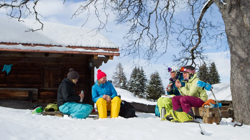 Brotzeit auf einer Bank im Skigebiet Davos
