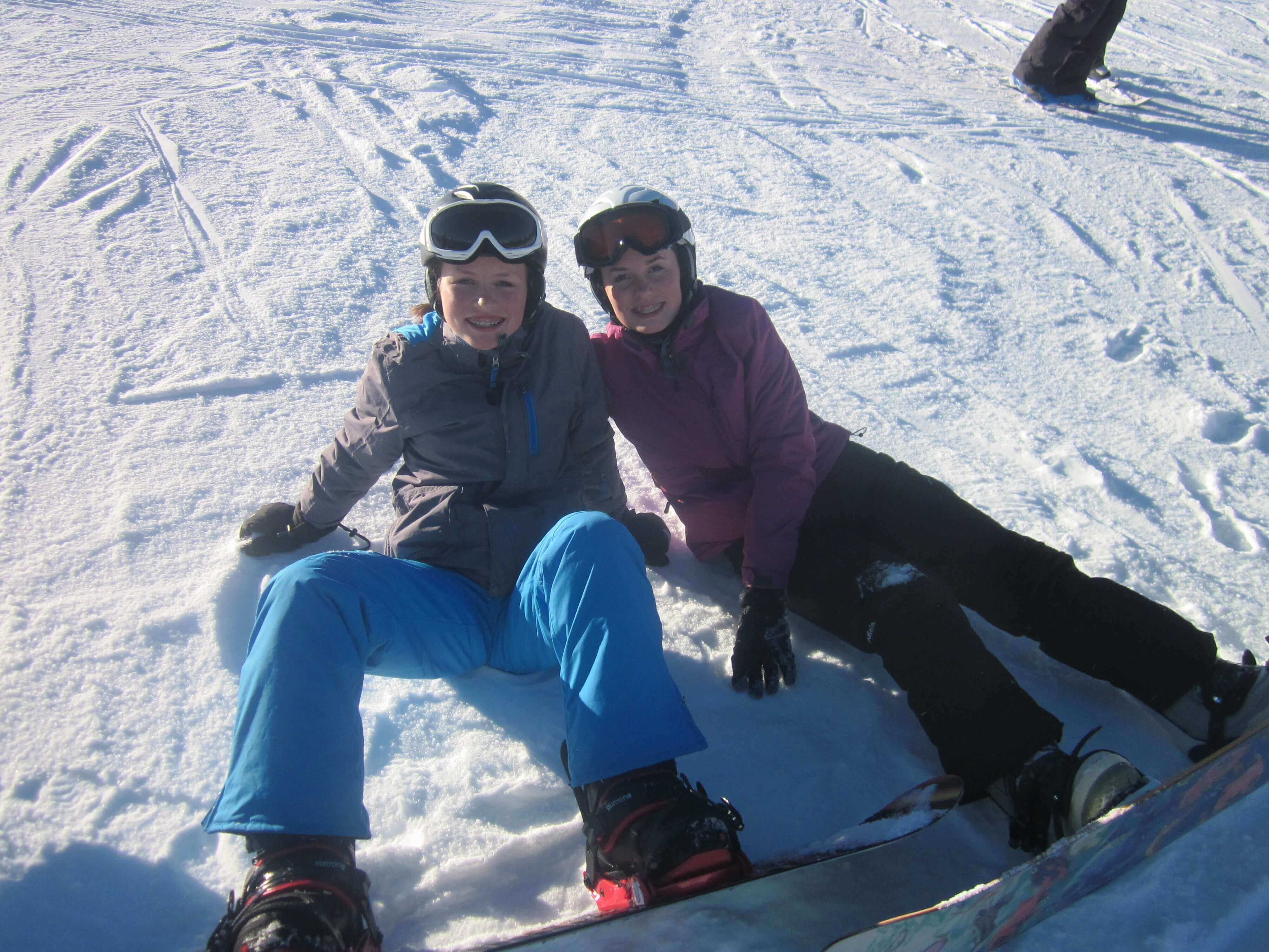 Jugendliche machen Pause vom Snowboarden im Skigebiet Gerlos