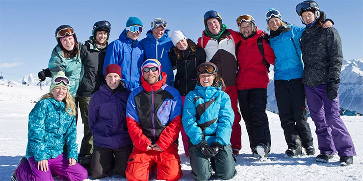 Erwachsenenskigruppe im Sonnenschein im Skiurlaub in Crans Montana