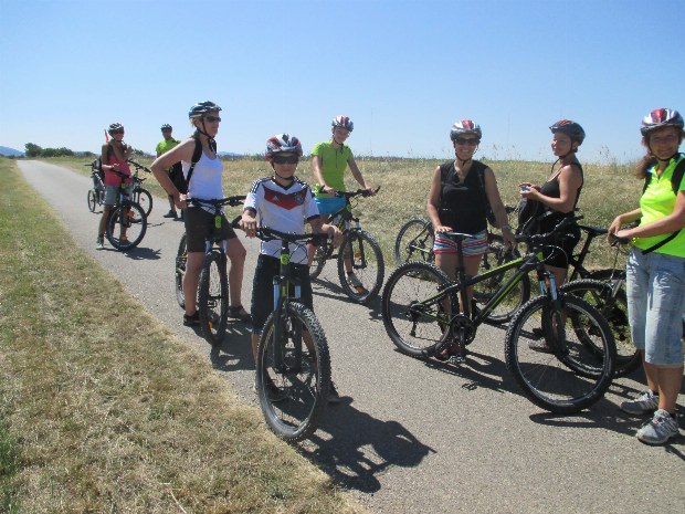 Pause bei einer Radtour mit Familien als Teilnehmer 