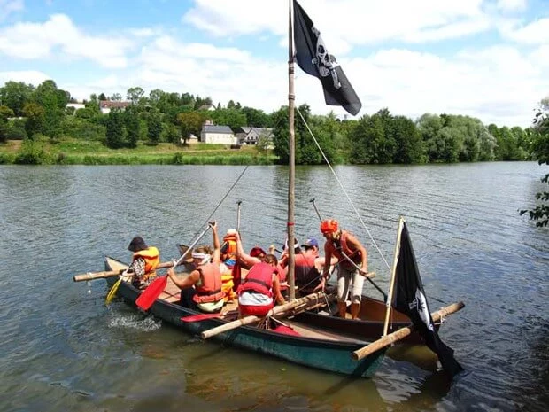Ein Piratenkanu sticht in See auf die Loire
