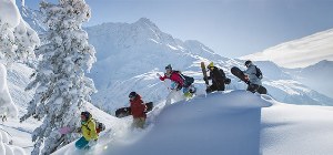 Ski- und Snowboardgruppe im Tiefschnee im Skigebiet Arlberg in Österreich
