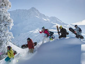 Ski- und Snowboardgruppe im Tiefschnee im Skigebiet Arlberg in Österreich