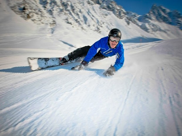 Snowboarder auf der Piste im Skigebiet Flims-Laax in der Schweiz