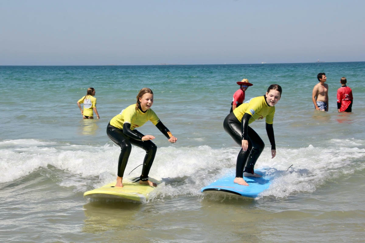 Zwei Teenager surfen bei leichter Welle