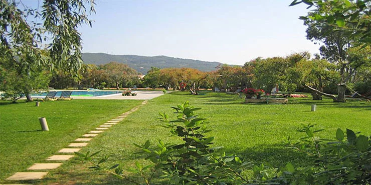 weitläufiger Außenbereich des San Georgio Sportclubs auf der Insel Korfu mit Pool