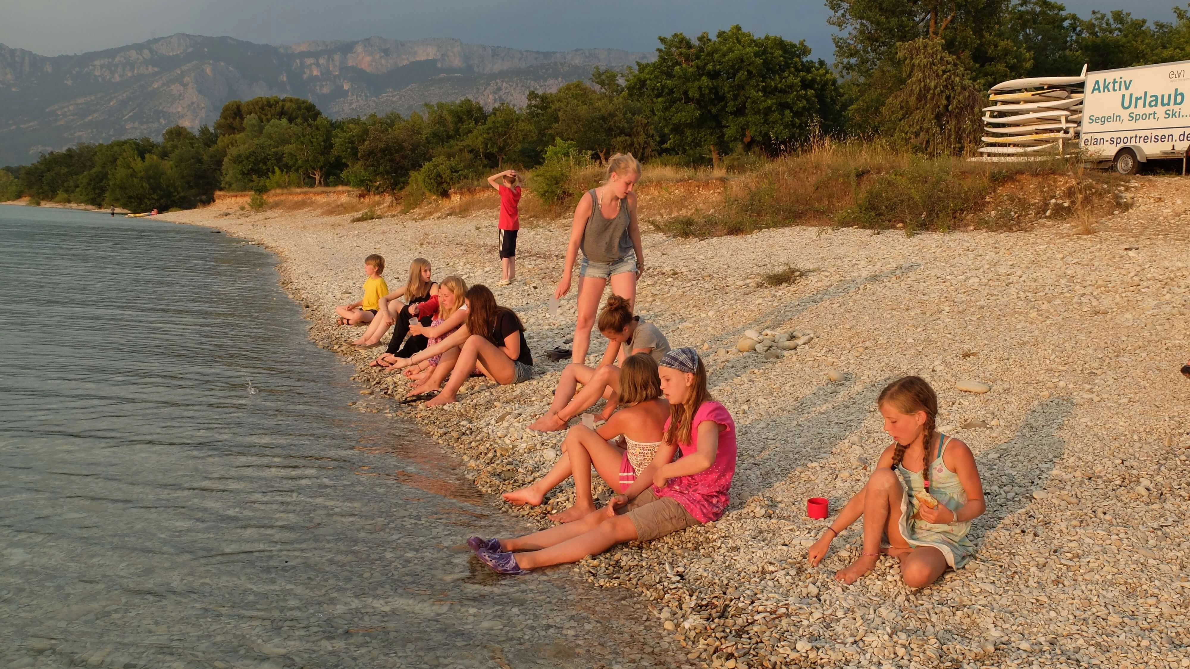 Jugendliche und Kinder am Strand des Familiensportcamps Provence