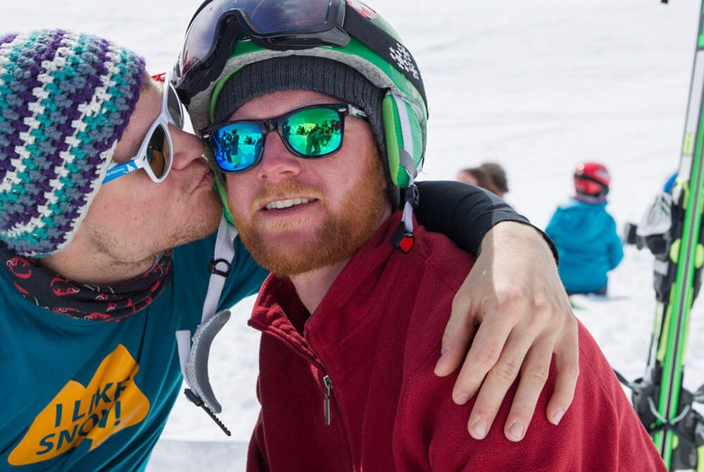 zwei männliche Skifahrer haben Spaß auf der Hütte