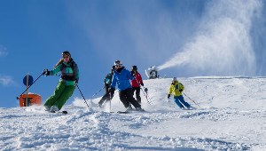 Skifahrer im Skigebiet Saalbach-Hinterglemm