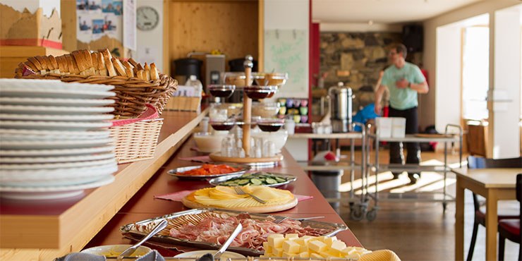 Buffet zum Frühstück im Chalet Onu im Skiurlaub in Chmapéry in der Schweiz