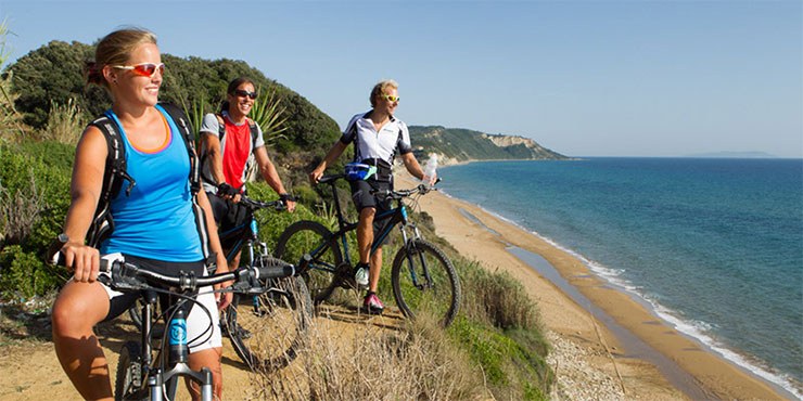 Mountainbiker an Küste Korfus im Inselurlaub in Griechenland