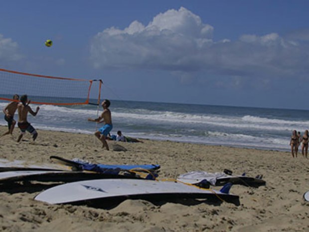 Teilnehmer beim Beachvolleyball direkt am Meer.