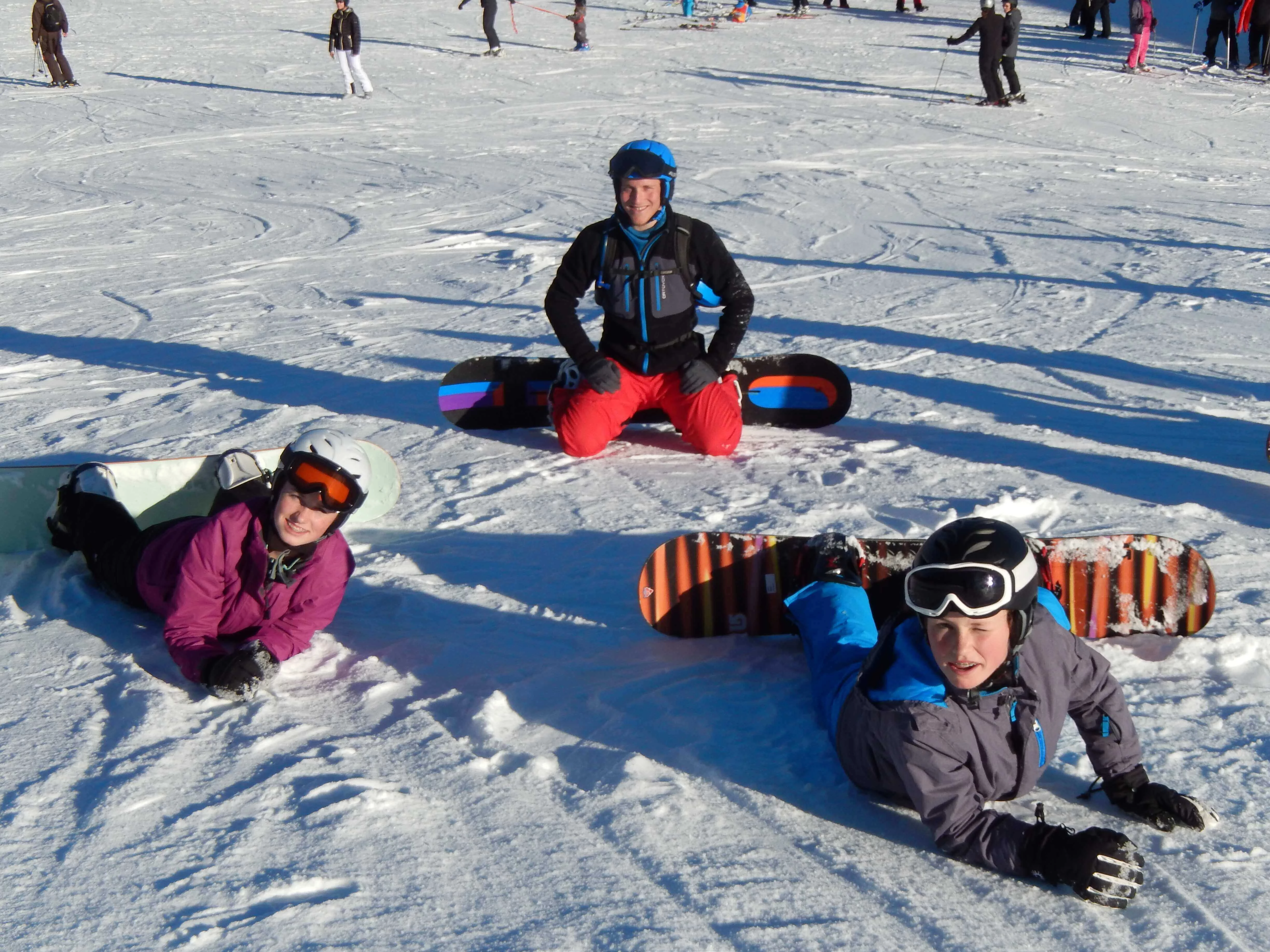 Pause der Kindersnowboardgruppe im Skigebiet Gerlos