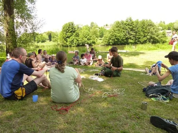 Knotenkunde im Familiencamp Loire. Der Teamer erklärt