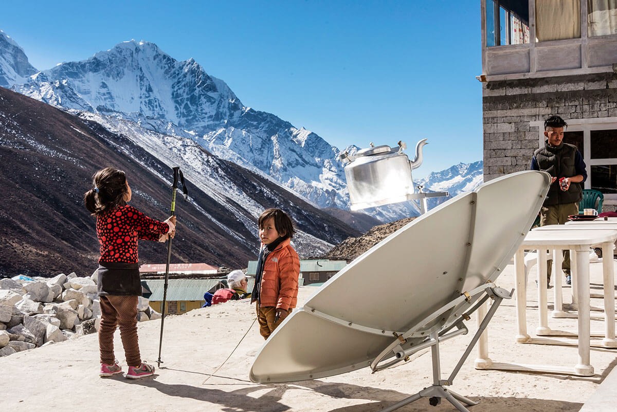 Kindern spielen an der frischen Luft in den Bergen des Himalyas 