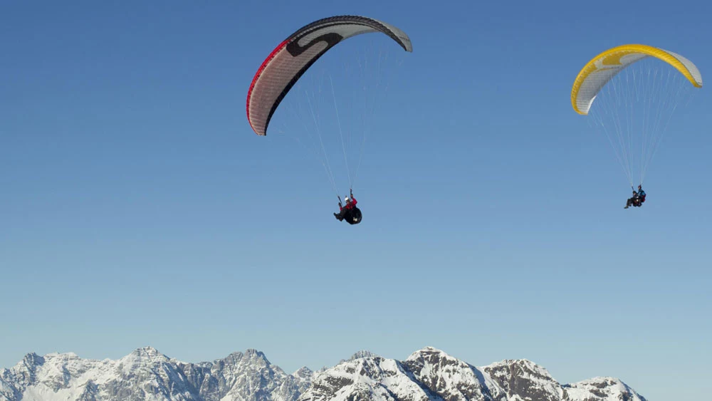 Paragliding über dem Skicircus Saalbach Hinterglemm