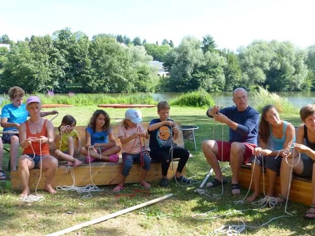Kinder und Eltern üben gemeinsam Knoten im Familiencamp Loire