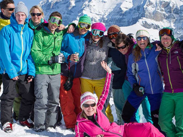 Ski- und Snowboardkurs in Pause auf der Piste im Skigebiet Champéry in der Schweiz
